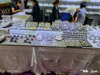 Il team di design dei gioielli Kunyu visita la fiera dei gioielli di moda SEASONS a Hong Kong Il team di design dei gioielli Kunyu visita la fiera dei gioielli di moda SEASONS a Hong Kong