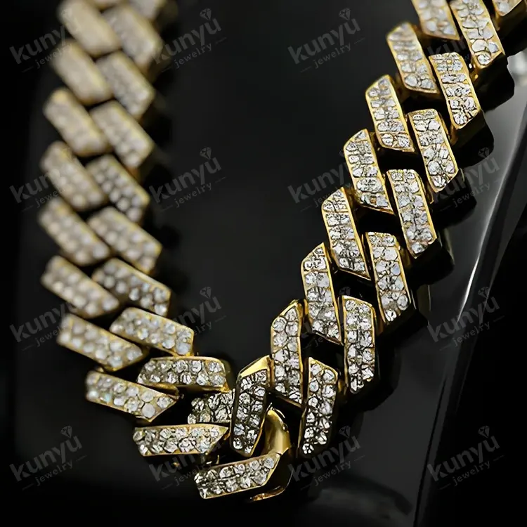 Catena a maglie cubane con strass scintillanti